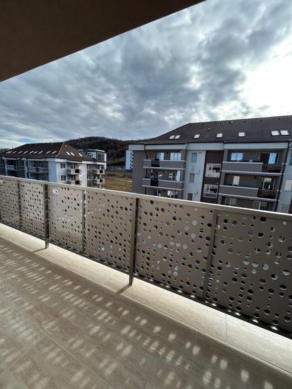 Apartament cu 3 camere semidecomandat în Florești