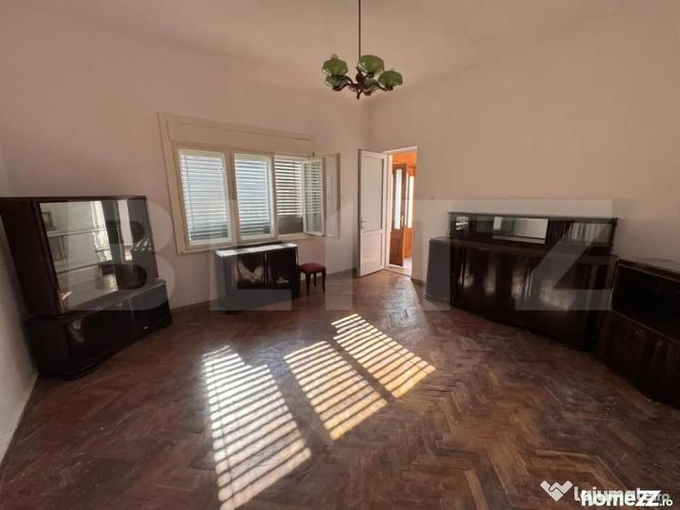 Casă cu 6 camere cu Teren 700 Mp în 700