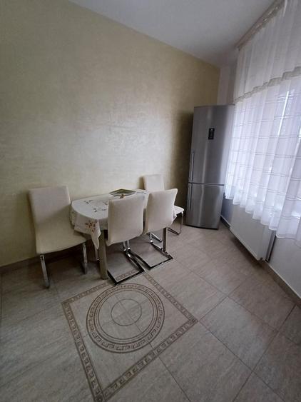Apartament cu 2 camere decomandat în Tractorul
