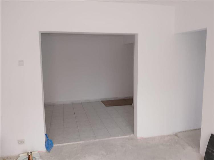 Apartament cu 3 camere semidecomandat în Dacia