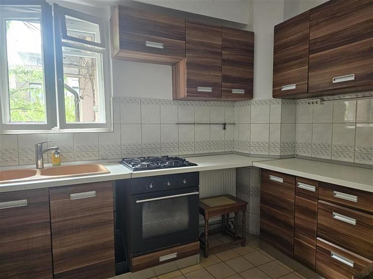 Apartament cu 6 camere decomandat, mobilat în Casin