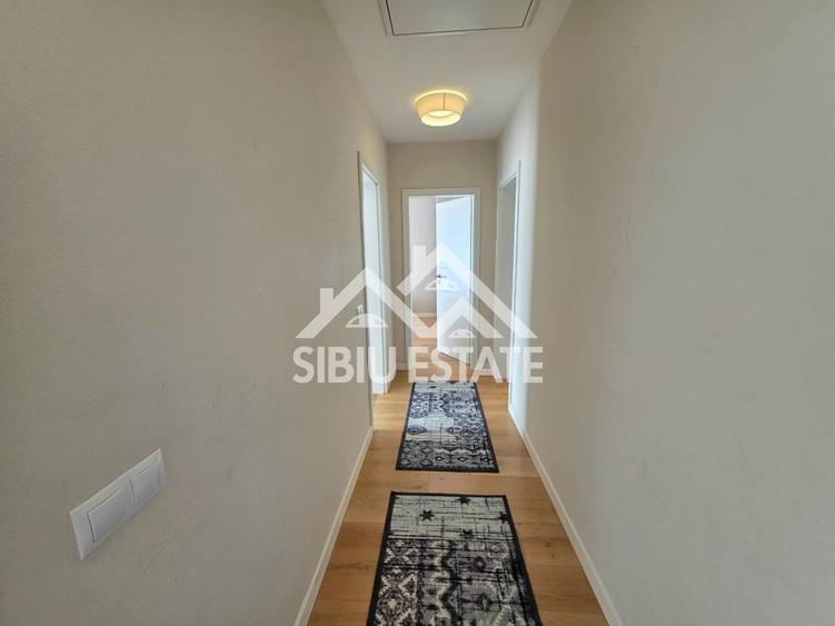 Penthouse cu 4 camere decomandat, mobilat în Periferie