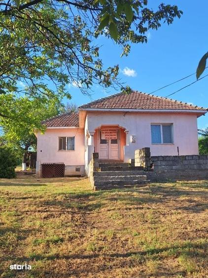 Casă cu 3 camere cu Teren 1686 Mp în Central