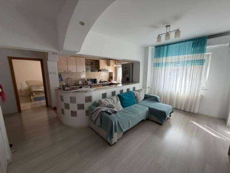 Apartament cu 4 camere semidecomandat în Tineretului