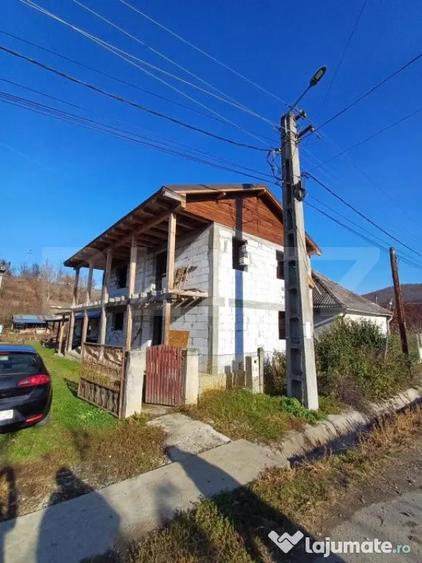 Casă cu 3 camere cu Teren 2000 Mp în Central