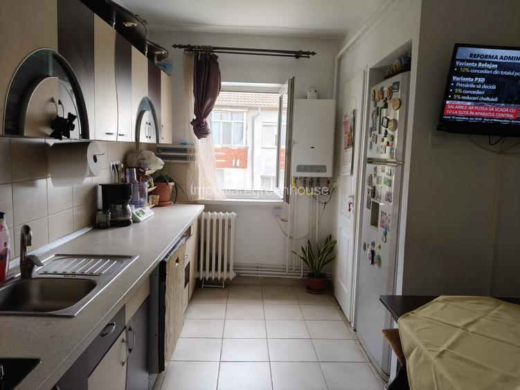 Apartament 4  camere, decomandat,zona Miorita