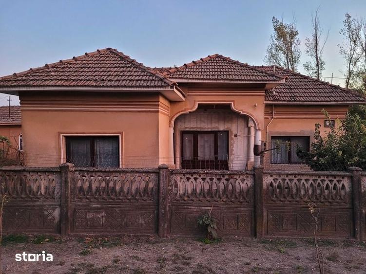 Casă cu 4 camere semidecomandat cu Teren 139 Mp în Vădăstrița