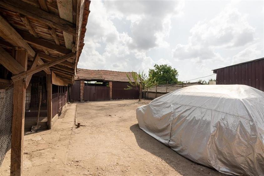 Teren mare cu 2 case si front la 2 strazi in Tamaseu - 25