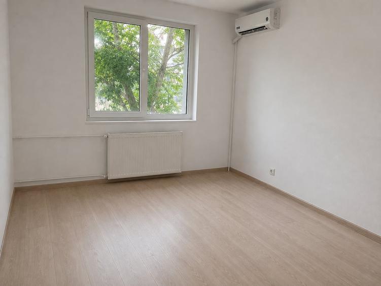 Apartament cu 3 camere semidecomandat în Titan