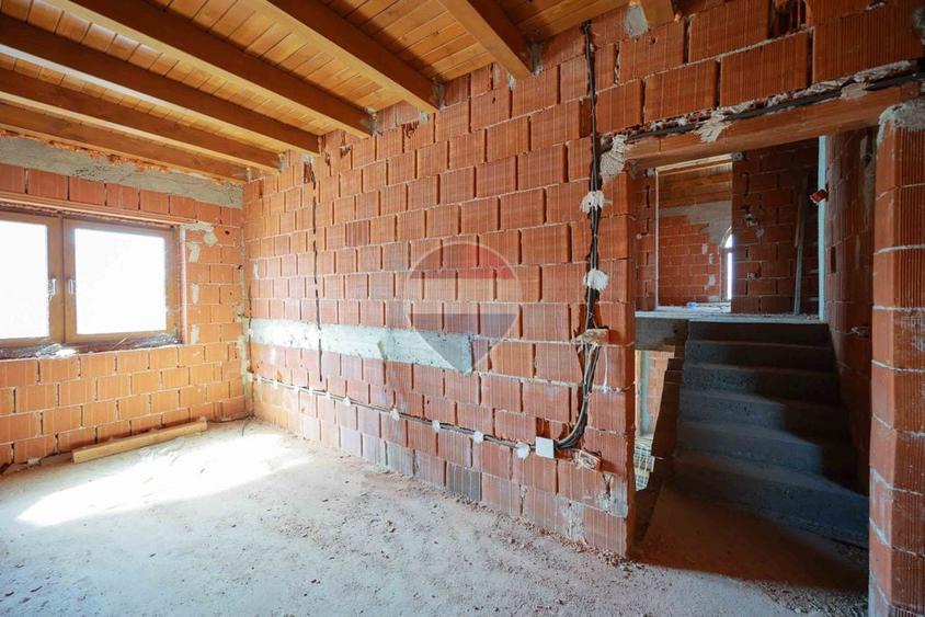 Casă cu 4 camere cu Teren 161 Mp în Central