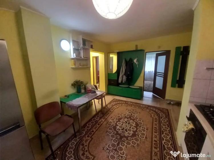 Apartament cu 3 camere decomandat în Săsar