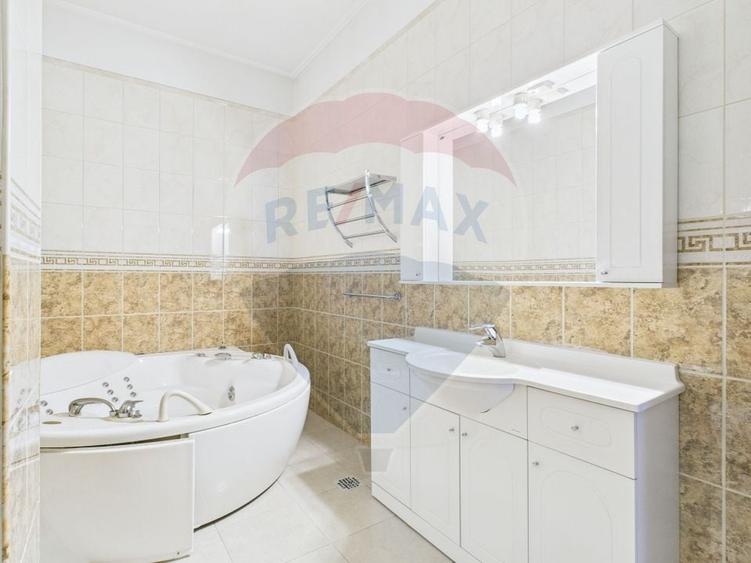 Apartament cu 5 camere decomandat în Ștefan cel Mare