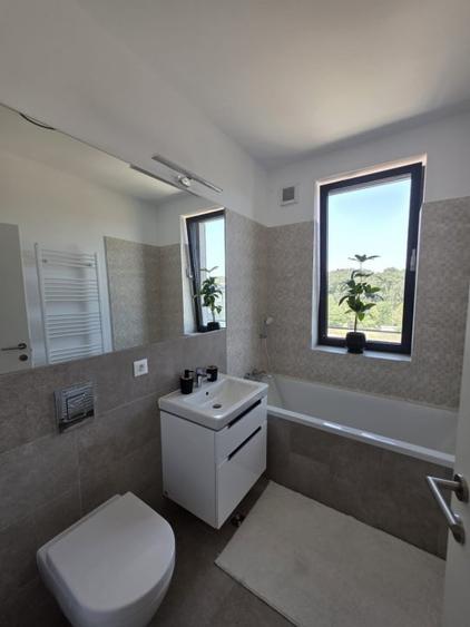Apartament cu 4 camere decomandat în Băneasa