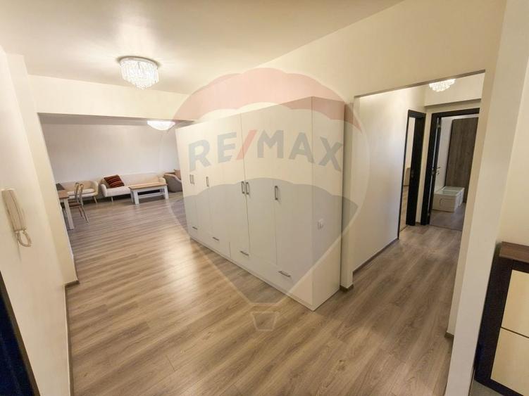 Apartament cu 3 camere semidecomandat, mobilat în Periferie