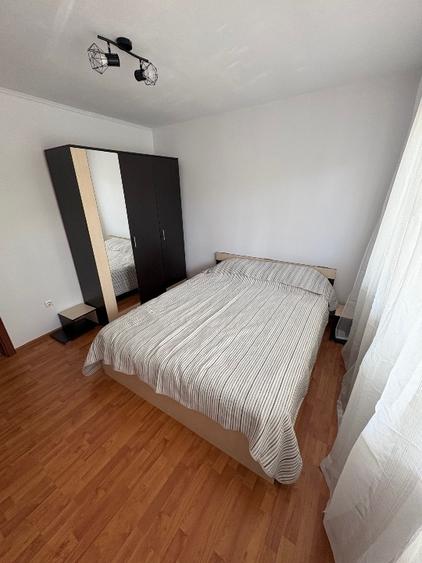Apartament cu 3 camere decomandat, mobilat în Între Lacuri