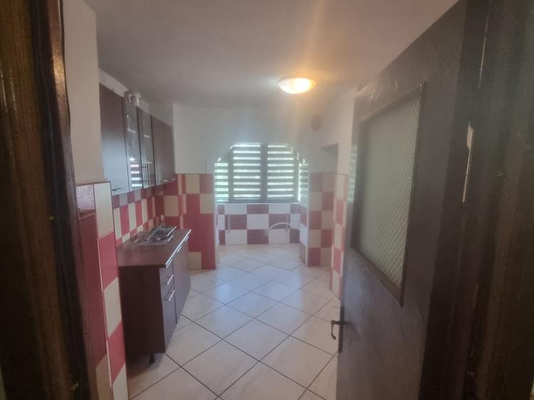 Apartament cu 3 camere decomandat în Exterior Vest