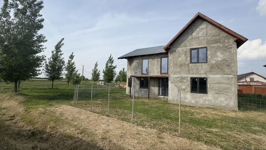 Vand sau schimb casa in gri cu apartament in Sannicolau Mare.In pretul casei intra si panouri solare de 6kw.