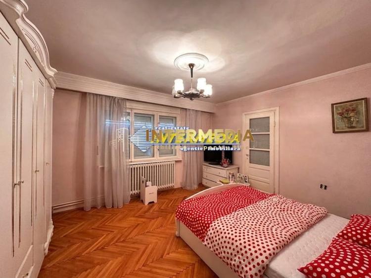 Casă individuală cu 14 camere cu Canalizare în Cetate
