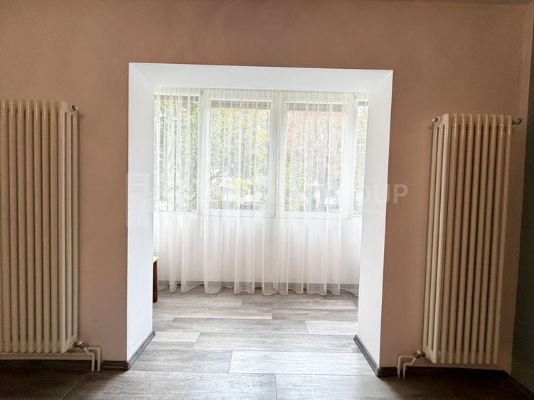 Apartament cu 3 camere semidecomandat în Tractorul