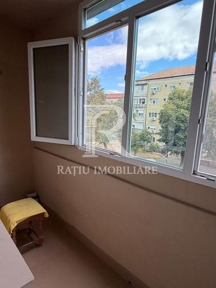 Apartament cu 3 camere semidecomandat, mobilat în Nufărul