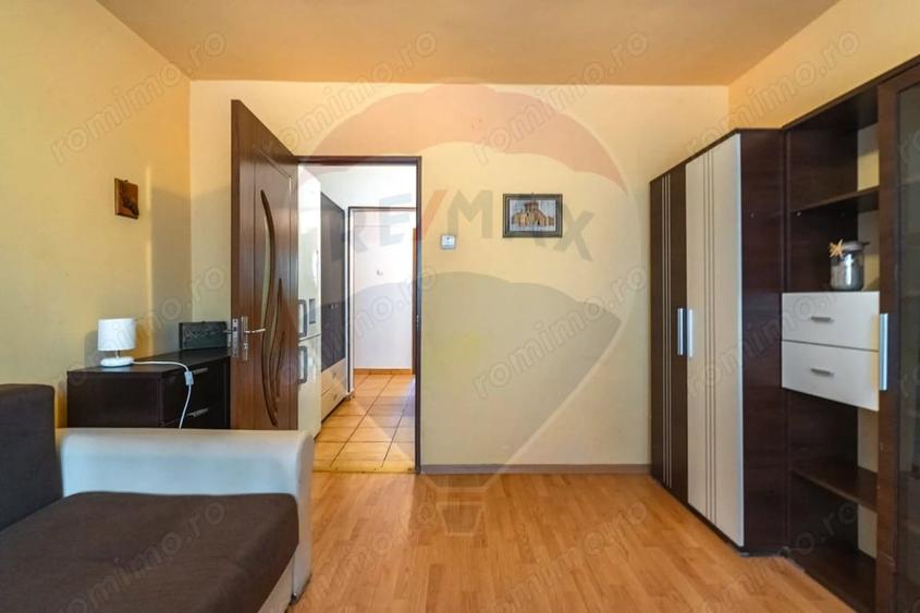 Apartament cu 3 camere decomandat în Tractorul