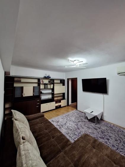 Apartament cu 3 camere semidecomandat, mobilat în Dacia
