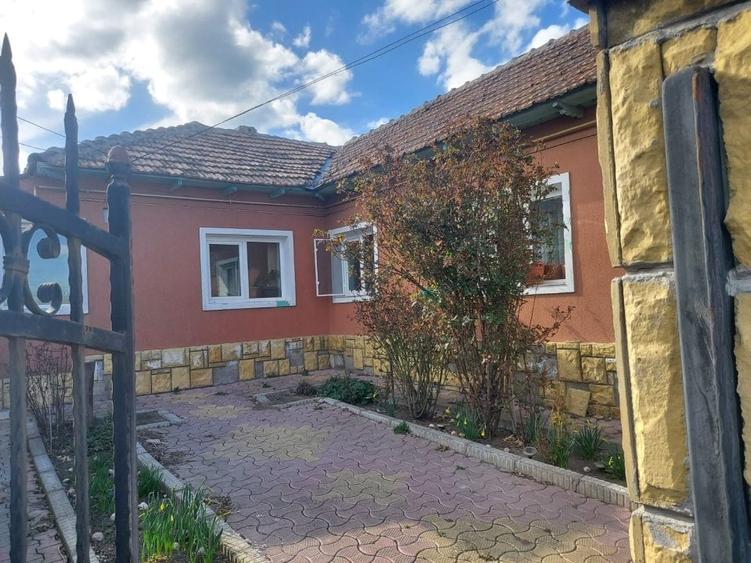 Casă individuală cu 7 camere cu Teren 777 Mp în Sud