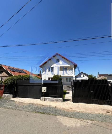 Casă cu 4 camere cu Teren 250 Mp în Poarta Albă