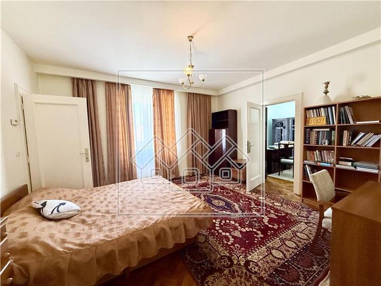 Apartament cu 4 camere decomandat în Central