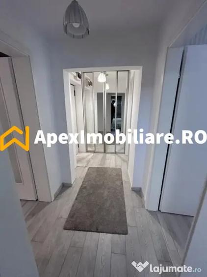 Apartament cu 3 camere semidecomandat în Berceni