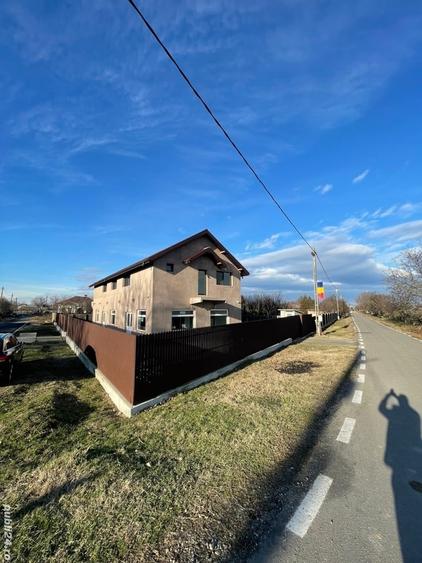 Casă cu 6 camere cu Teren 600 Mp în Moldoveni
