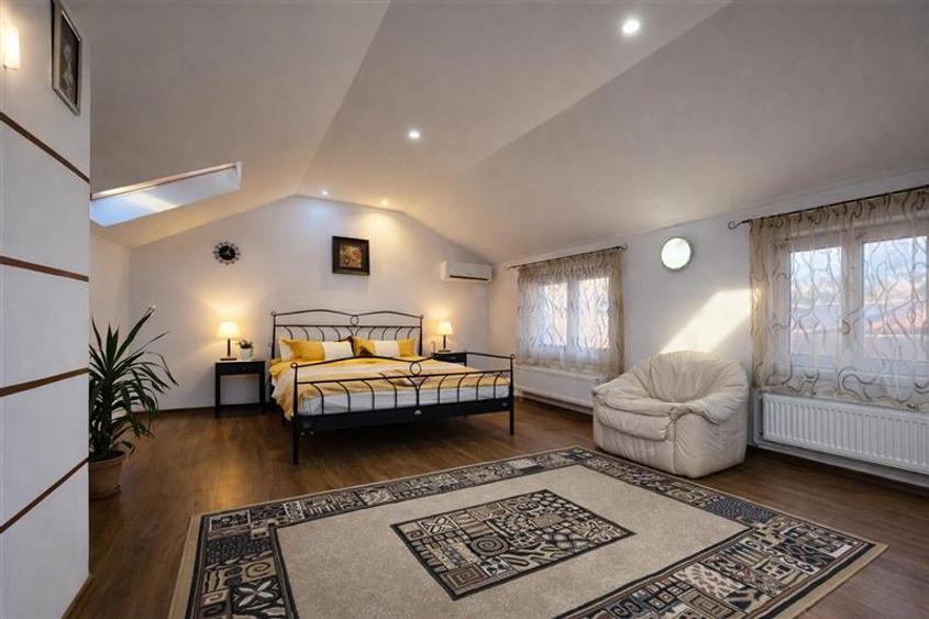 Casa Bartolomeu, pe doua nivele, stil deosebit, curte comuna - 2