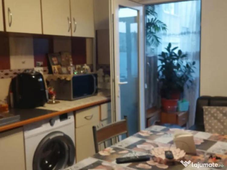 Apartament 2 camere de vanzare, situat in zona Poarta 6 - 5