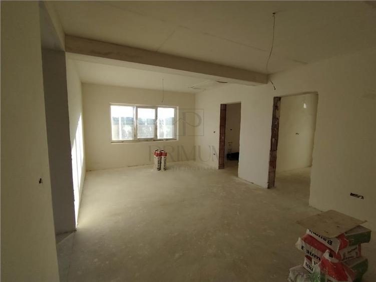 Duplex pe plan - 2 bai - canalizare - personalizare interioara - bucatarie inchi - 2