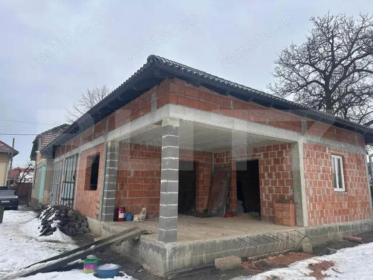 Casa la ro?u in Halmeu, 119 mp + teren 1643 mp, zona lini?tita - 1