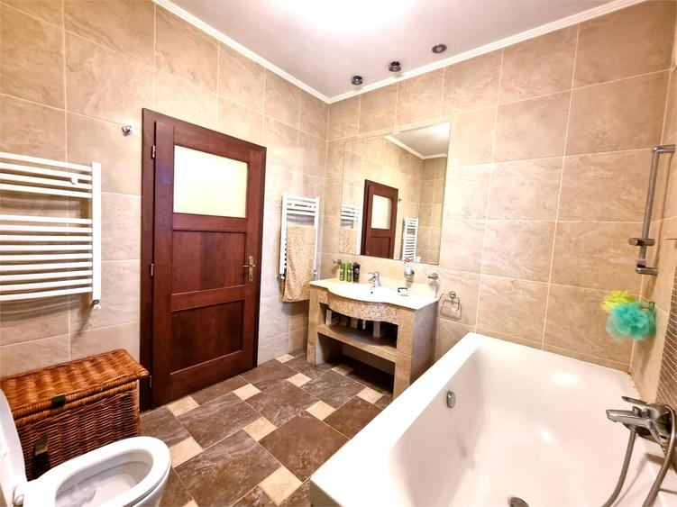 Chitila langa Lacul cu Nuferi si Padure - 14