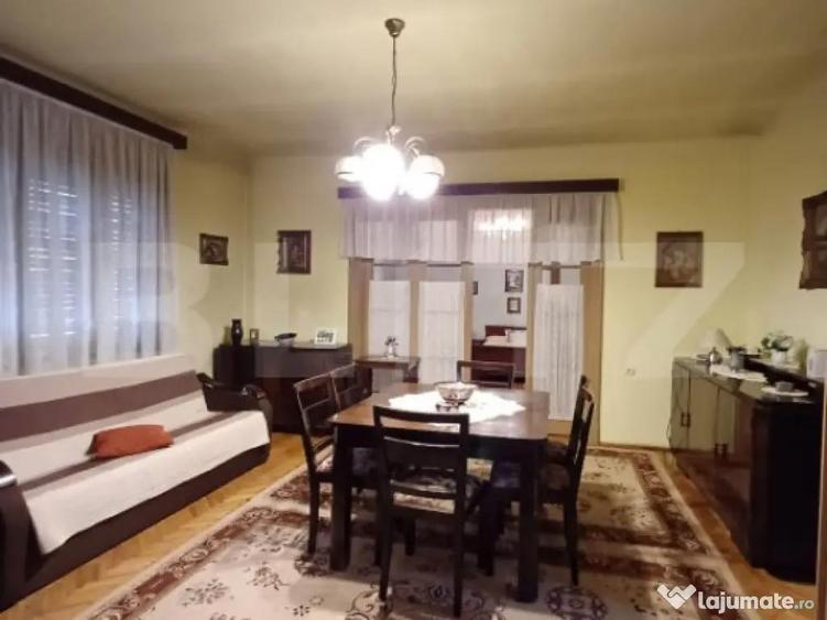 Casa renovabila cu 2 spatii comerciale, 416.6 mp, teren de 7 - 8