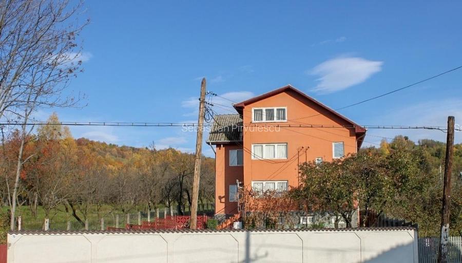 Casă spațioasă aproape de Sinaia, natură cât vezi cu ochii, liniște si aer curat