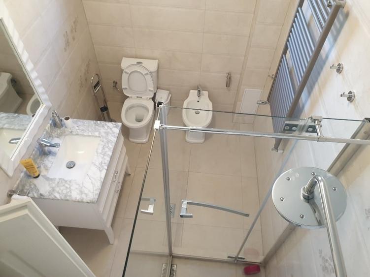 Apartament  central  30m   STAR  renovat complect  de 74 m  cu încălzire in pardoseala  .mobilat complect   DIVANI e SOFA  ZCU PARCARE +Șpalatorie și  Beci - 2