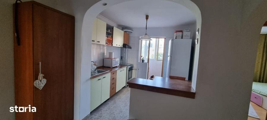 Apartament cu 3 camere semidecomandat în Pantelimon