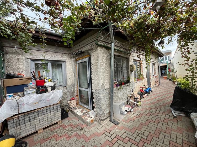 Casă individuală cu 7 camere cu Canalizare în Chitila