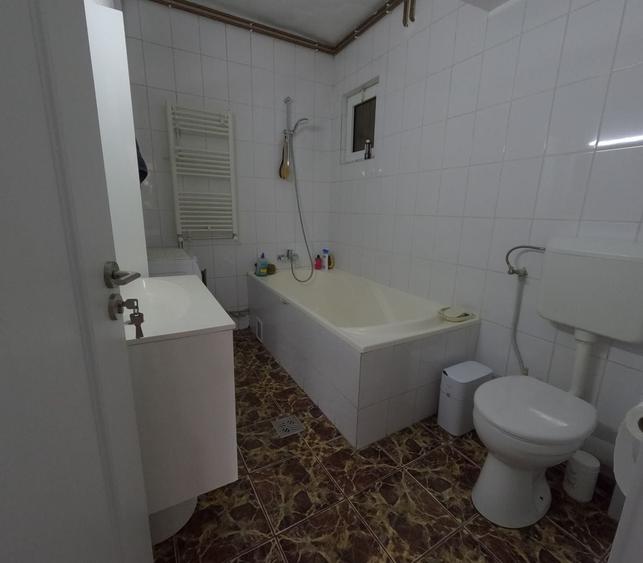 Casă cu 6 camere cu Canalizare în Democrației