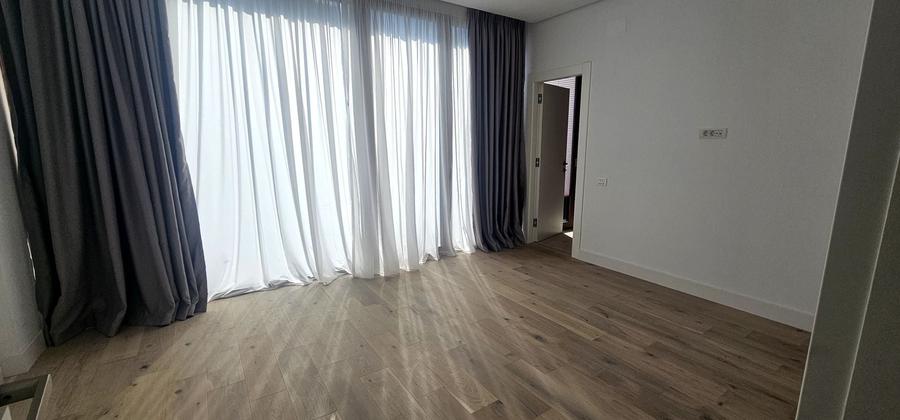 Casă individuală cu 7 camere cu Canalizare în Nord-Vest