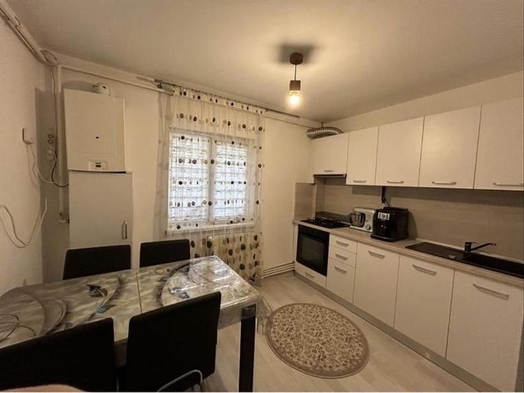 Apartament cu 3 camere decomandat, mobilat în Craiovița Nouă
