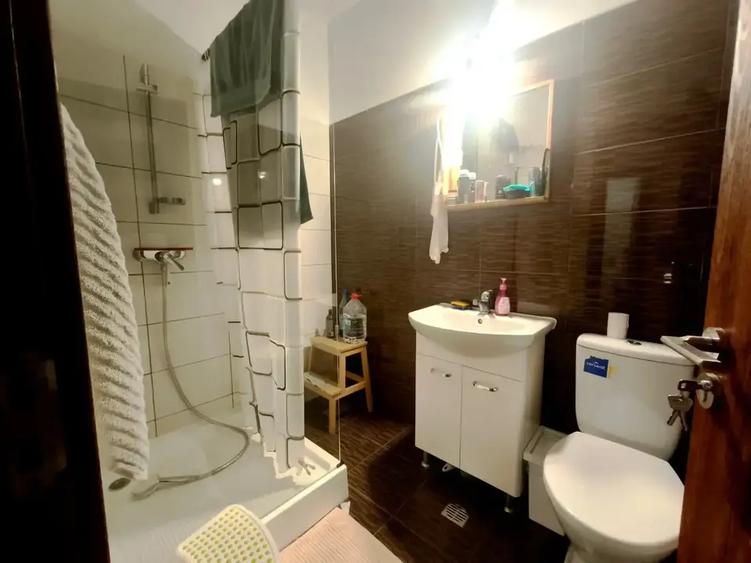 Apartament cu 3 camere decomandat, mobilat în Ozana