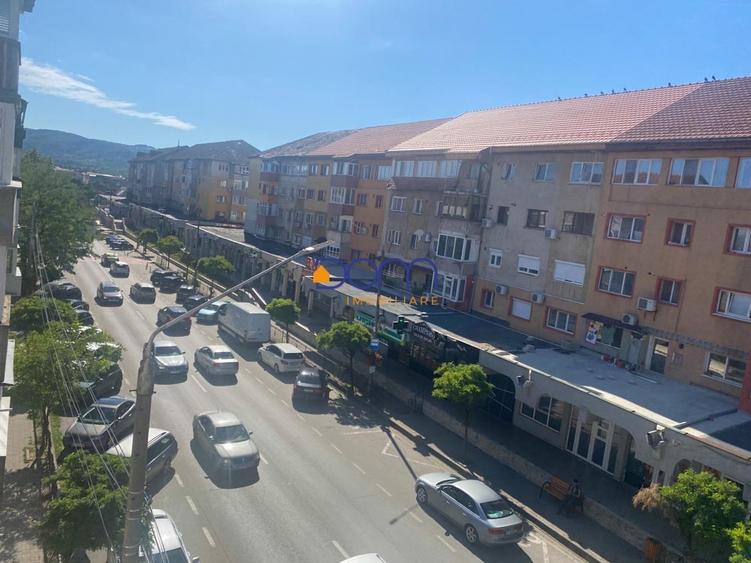 Apartament 4 camere decomandat, Pipirig - 1