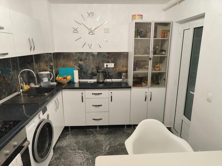 Ap. 2 cam,decomandat,et. 1/4,renovat modern,centrala proprie,an constr.1978. - 2