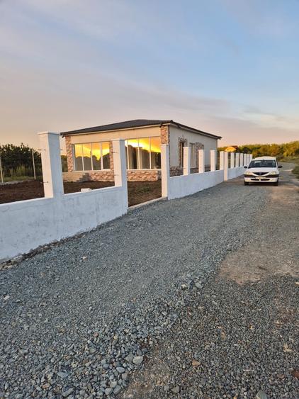 Casa  cu 3 camere si teren 438 mp - Lazu - 1