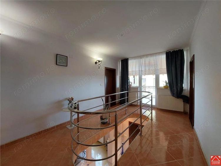 Casa mare pentru 2 familii sau pentru afacere - 1