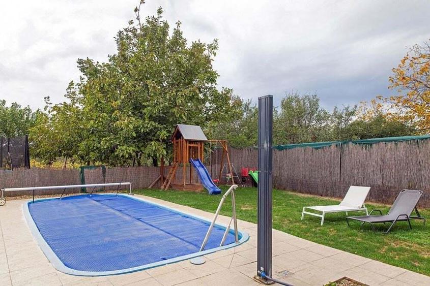 Vila 5 dormitoare, 4 bai, 2 248mp teren, piscina. Pre?: 229 000 E. - 17